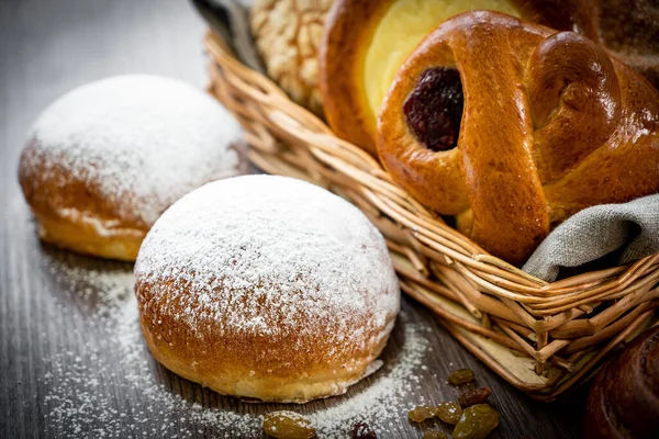 Frisches Brad Auf Dem Holztisch Bäckerei Scheiben Brötchen — Stockfoto