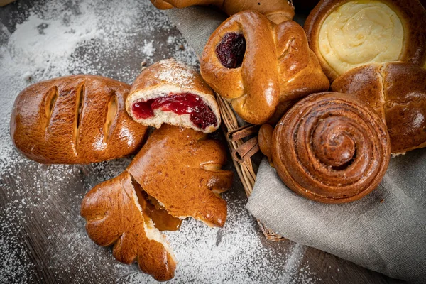 Verse Vlecht Houten Tafel Bakkerij Gesneden Broodjes — Stockfoto