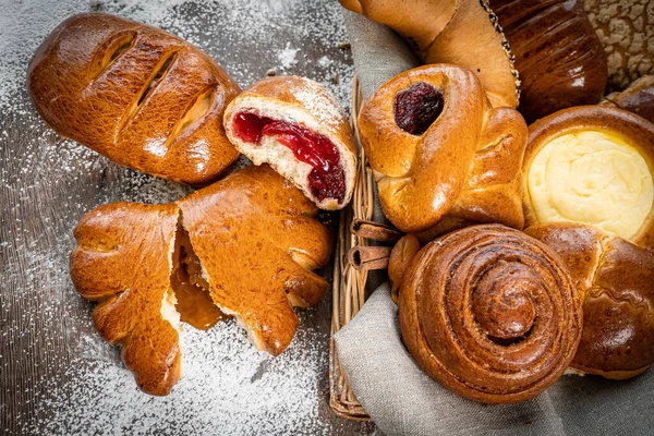 Verse Vlecht Houten Tafel Bakkerij Gesneden Broodjes — Stockfoto