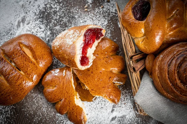 Verse Vlecht Houten Tafel Bakkerij Gesneden Broodjes — Stockfoto