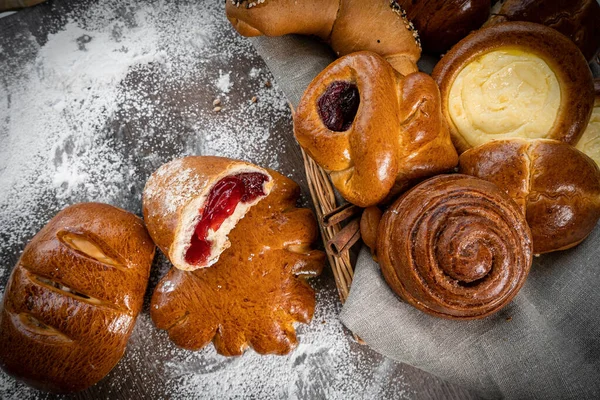 Verse Vlecht Houten Tafel Bakkerij Gesneden Broodjes — Stockfoto