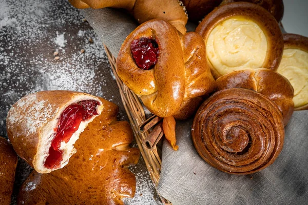 Verse Vlecht Houten Tafel Bakkerij Gesneden Broodjes — Stockfoto