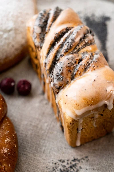 Frisches Brad Auf Dem Holztisch Bäckerei Scheiben Brötchen — Stockfoto