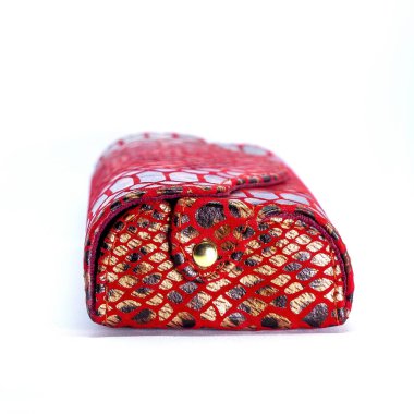 Beyaz arka plandaki deri gözlük çantası izole edilmiş.