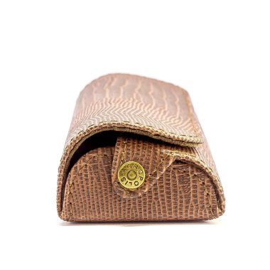 Beyaz arkaplandaki hakiki deri gözlük kutusu izole edilmiş.