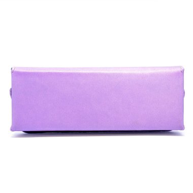 Beyaz arkaplandaki hakiki deri gözlük kutusu izole edilmiş.