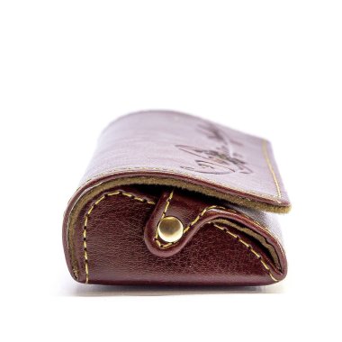 Beyaz arkaplandaki hakiki deri gözlük kutusu izole edilmiş.