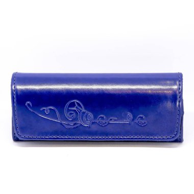 Beyaz arkaplandaki hakiki deri gözlük kutusu izole edilmiş.