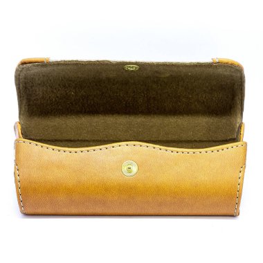 Beyaz arkaplandaki hakiki deri gözlük kutusu izole edilmiş.