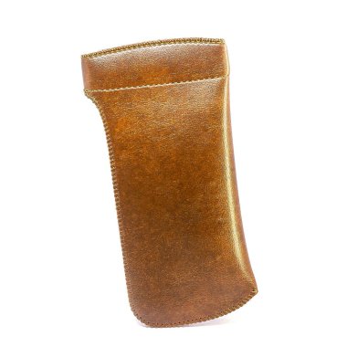 Beyaz arkaplandaki hakiki deri gözlük kutusu izole edilmiş.