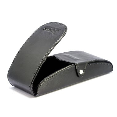 Beyaz arkaplandaki hakiki deri gözlük kutusu izole edilmiş.