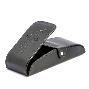 Beyaz arkaplandaki hakiki deri gözlük kutusu izole edilmiş.