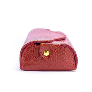 Beyaz arkaplandaki hakiki deri gözlük kutusu izole edilmiş.