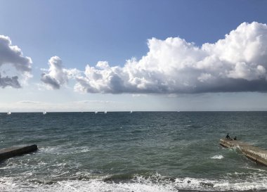 Deniz manzarası, mavi dalgalar, uzaktaki tekneler..