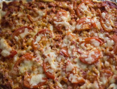 Jambonlu ve domatesli büyük pizza.