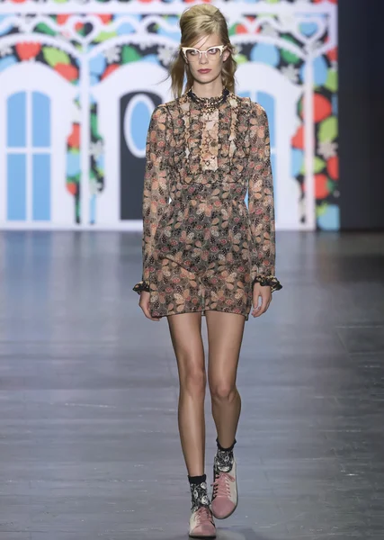 Anna Sui - voorjaar 2017 Collection — Stockfoto