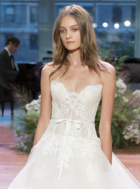 Monique Lhuillier - Sonbahar 2017 Koleksiyonu - New York Moda Haftası