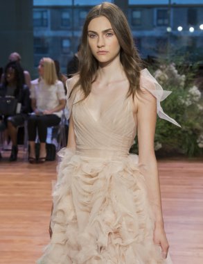 Monique Lhuillier - Sonbahar 2017 Koleksiyonu - New York Moda Haftası