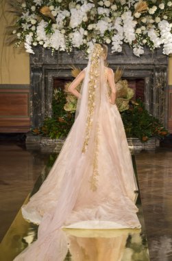 Yolan Cris - Güz 2017 koleksiyonu - New York moda hafta gelin