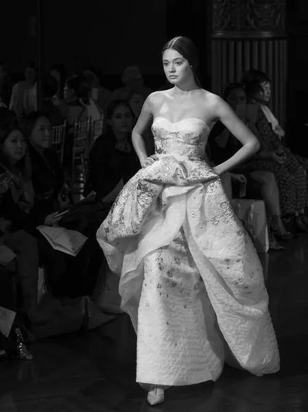 Yolan Cris - Collezione Autunno 2017 - New York Fashion Week Sposa — Foto Stock