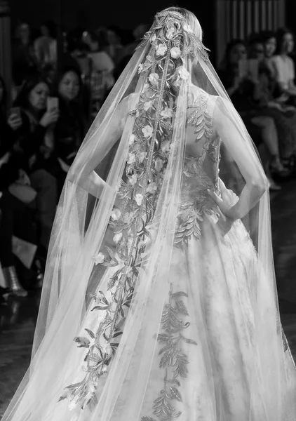 Yolan Cris - Colección Otoño 2017 - New York Fashion Week Bridal — Foto de Stock