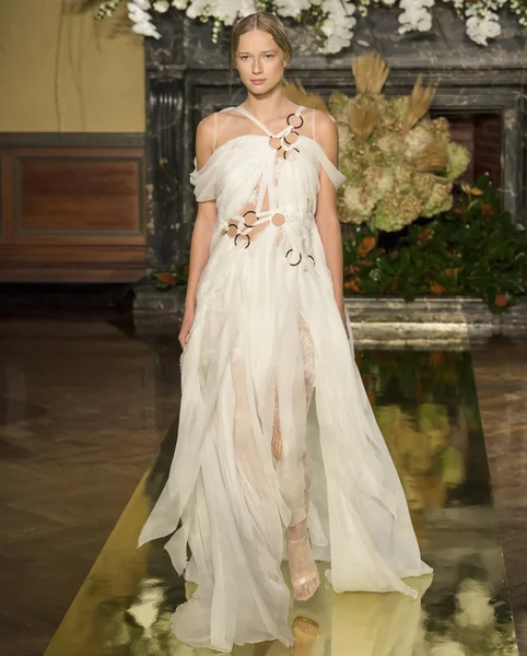 Yolan Cris - Collezione Autunno 2017 - New York Fashion Week Sposa — Foto Stock