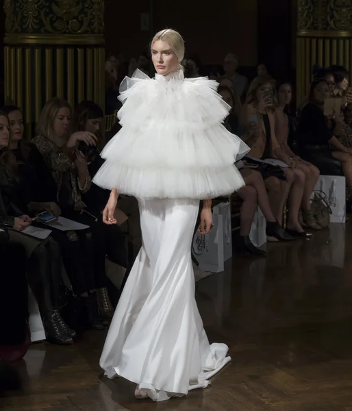 Yolan Cris - Colección Otoño 2017 - New York Fashion Week Bridal — Foto de Stock