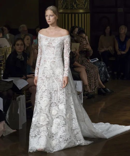 Yolan Cris - Collezione Autunno 2017 - New York Fashion Week Sposa — Foto Stock