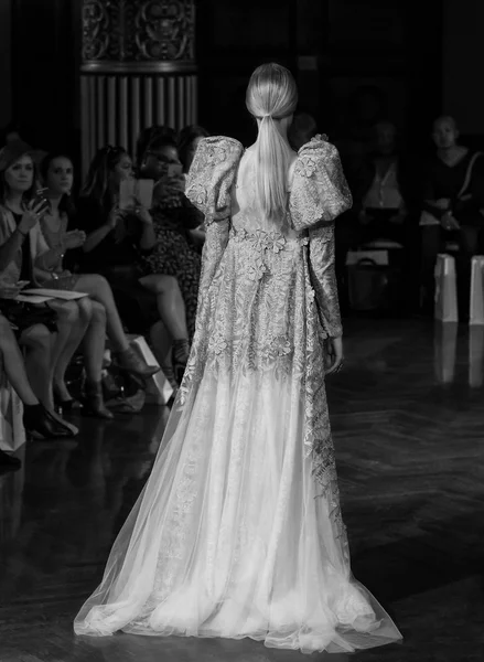 Yolan Cris - Collezione Autunno 2017 - New York Fashion Week Sposa — Foto Stock