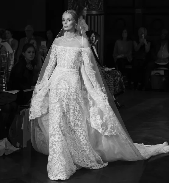 Yolan Cris - jesień kolekcja 2017 - New York Fashion tydzień ślubne — Zdjęcie stockowe