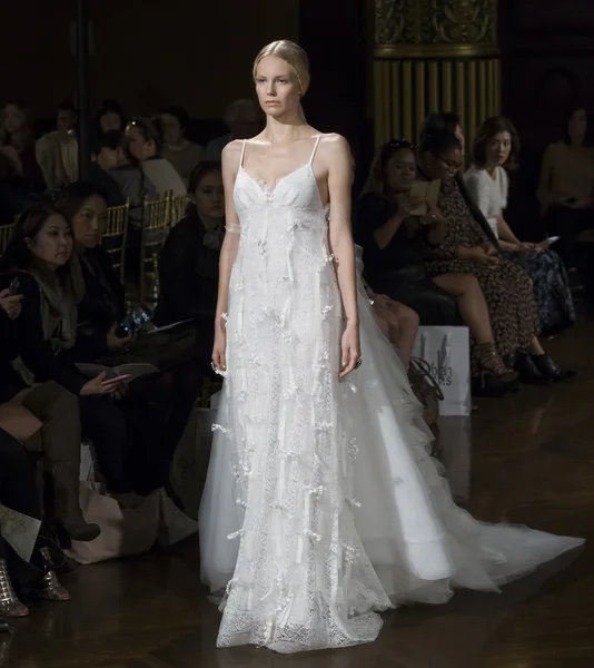 Yolan Cris - Collezione Autunno 2017 - New York Fashion Week Sposa — Foto Stock