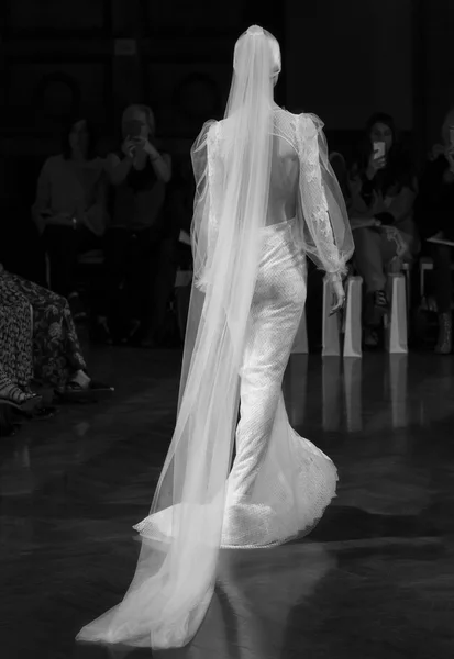 Yolan Cris - Collezione Autunno 2017 - New York Fashion Week Sposa — Foto Stock