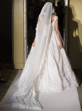 Oleg Cassini - Güz 2017 koleksiyonu - New York moda hafta Brid