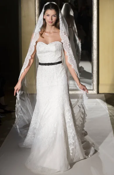 Oleg Cassini - Güz 2017 koleksiyonu - New York moda hafta Brid