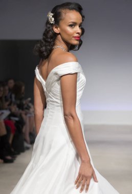 Anne Barge - Güz 2017 koleksiyonu - New York moda hafta gelin