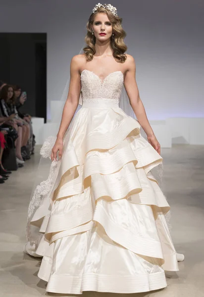 Anne Barge - Colección otoño 2017 - Nueva York Fashion Week Bridal —  Fotos de Stock