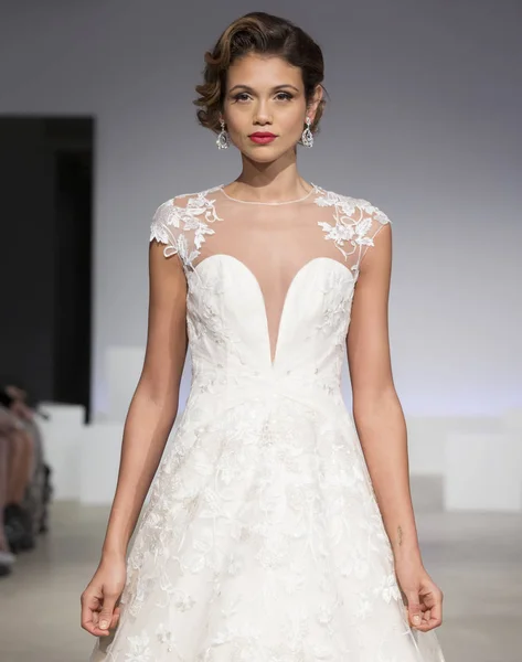 Anne Barge - Colección otoño 2017 - Nueva York Fashion Week Bridal —  Fotos de Stock