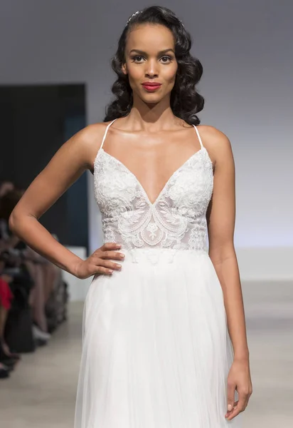 Anne Barge - Colección otoño 2017 - Nueva York Fashion Week Bridal —  Fotos de Stock