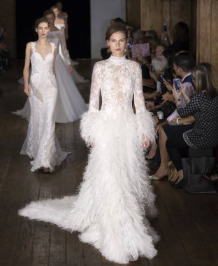 Rita Vinieris - Güz 2017 koleksiyonu - New York Fashio tarafından Rivini