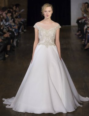 Rita Vinieris - Güz 2017 koleksiyonu - New York Fashio tarafından Rivini