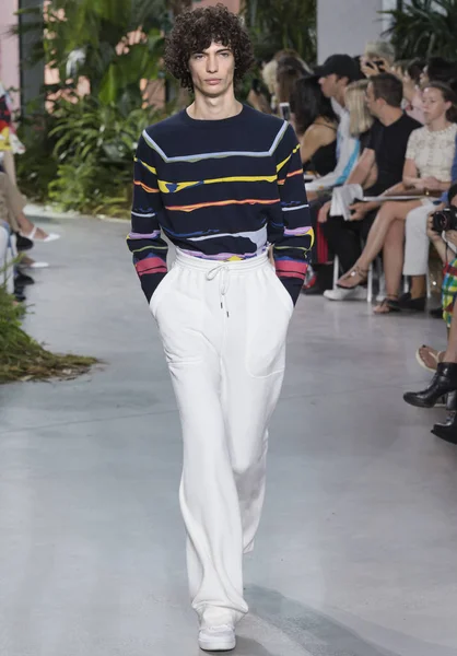 ニューヨーク ニューヨーク デザイナー アレキサンダー ワン滑走路を歩くファッションショーのアレキサンダー王にニューヨーク ファッション ウィーク中に タイムズ スクエアで 18 ストックエディトリアル用写真 C Fashionstock ニューヨーク ニューヨーク デザイナー アレキサンダー ワン滑走路を歩くファッションショーのアレキサンダー王にニューヨーク ファッション ウィーク中に タイムズ スクエアで 18 ストックエディトリアル用写真 C Fashionstock