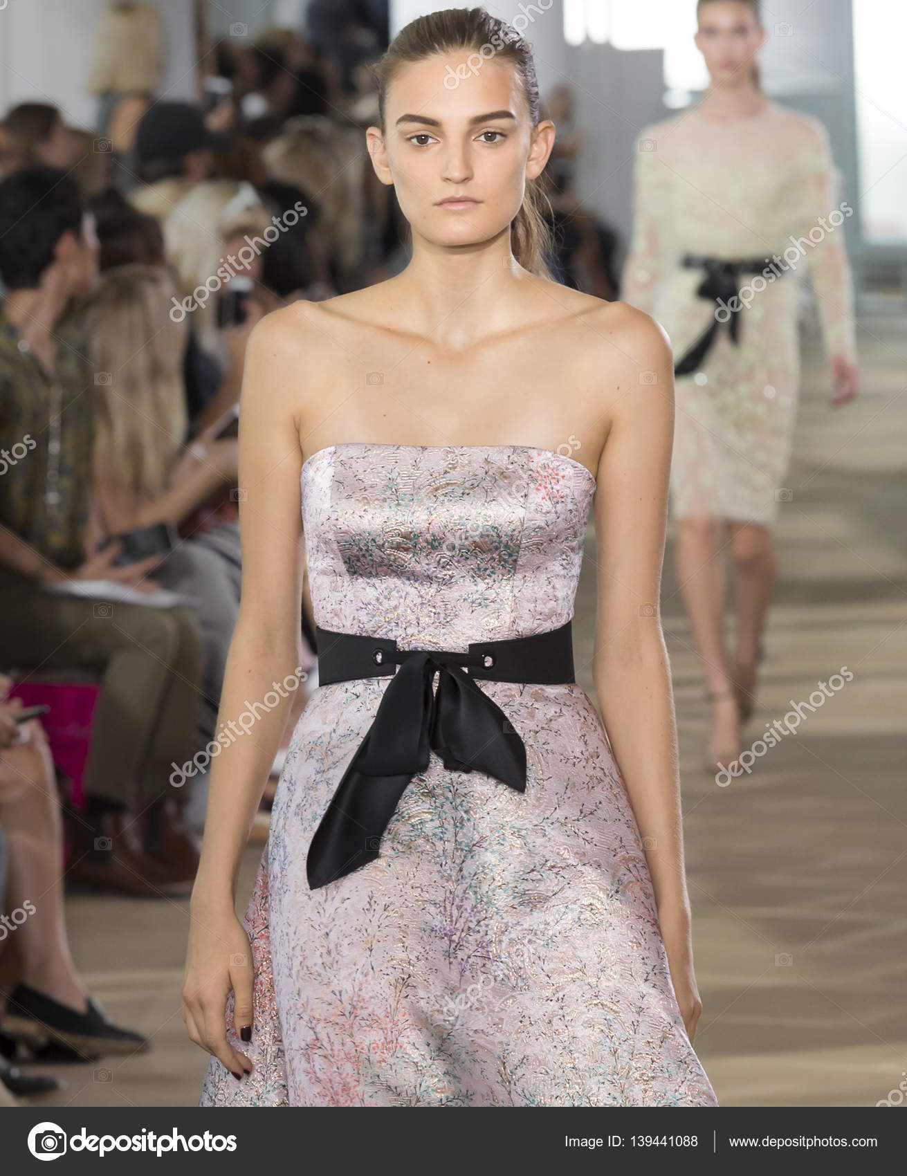 Monique Lhuillier Spring 2017 Collection — Stock Editorial Photo