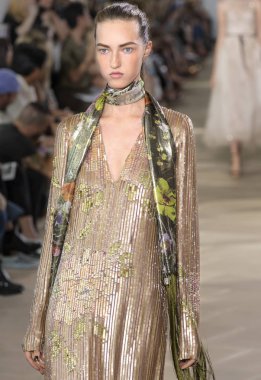 Monique Lhuillier - bahar 2017 koleksiyonu