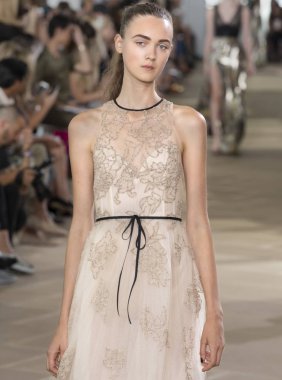 Monique Lhuillier - bahar 2017 koleksiyonu