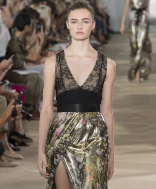 Monique Lhuillier - bahar 2017 koleksiyonu