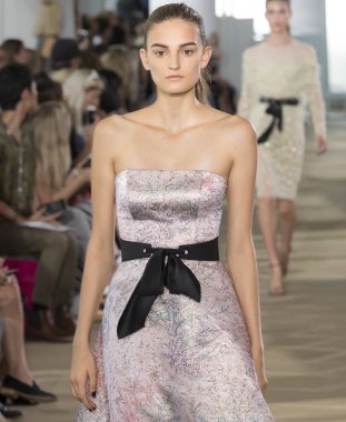 Monique Lhuillier - bahar 2017 koleksiyonu