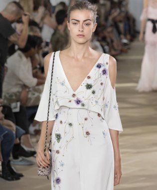 Monique Lhuillier - bahar 2017 koleksiyonu