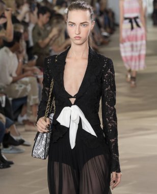 Monique Lhuillier - bahar 2017 koleksiyonu