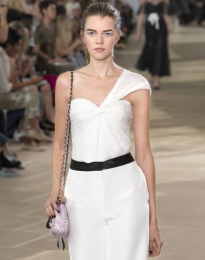 Monique Lhuillier - bahar 2017 koleksiyonu