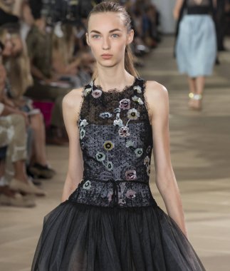 Monique Lhuillier - bahar 2017 koleksiyonu